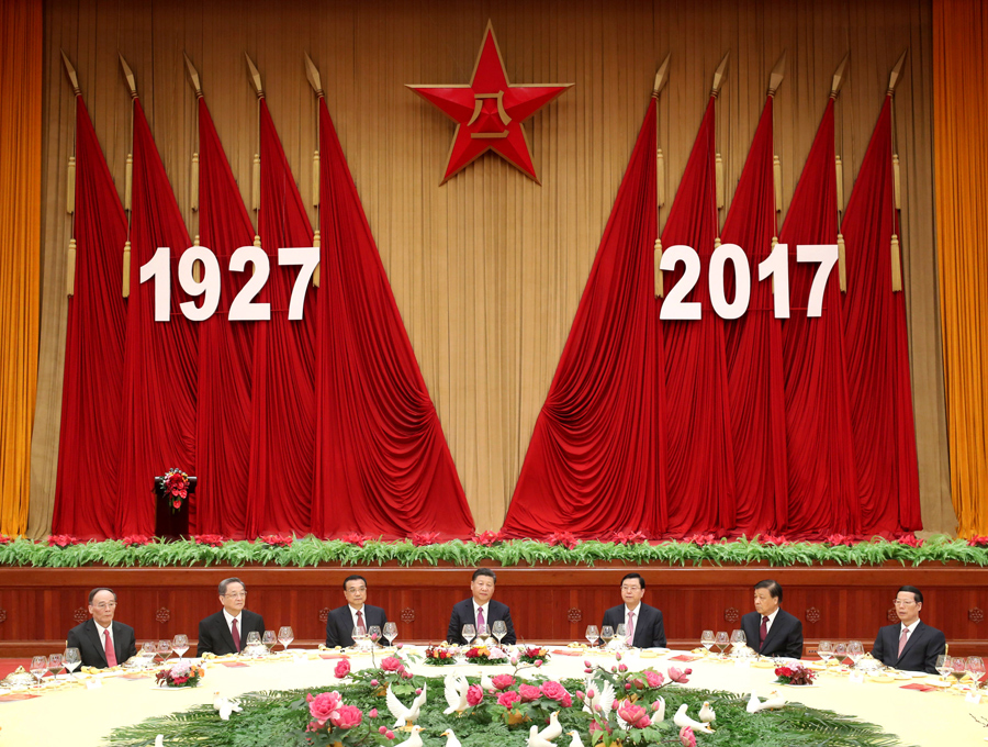 7月31日，中華人民共和國國防部在北京人民大會堂舉行盛大招待會，熱烈慶祝中國人民解放軍建軍90周年。中共中央總書記、國家主席、中央軍委主席習近平和李克強、張德江、俞正聲、劉云山、王岐山、張高麗等黨和國家領導人出席招待會。新華社記者 鞠鵬 攝