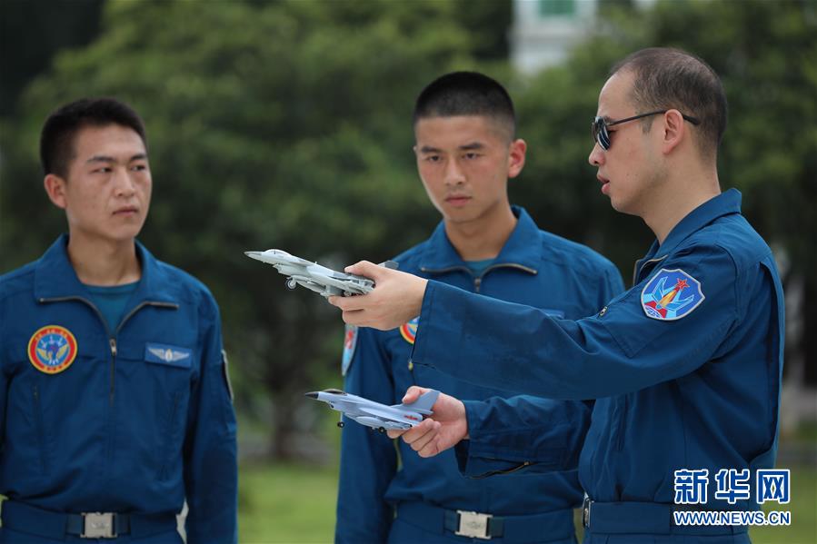 （圖文互動）（2）空中驕子&mdash;&mdash;記空軍航空兵某旅飛行二大隊大隊長劉飛