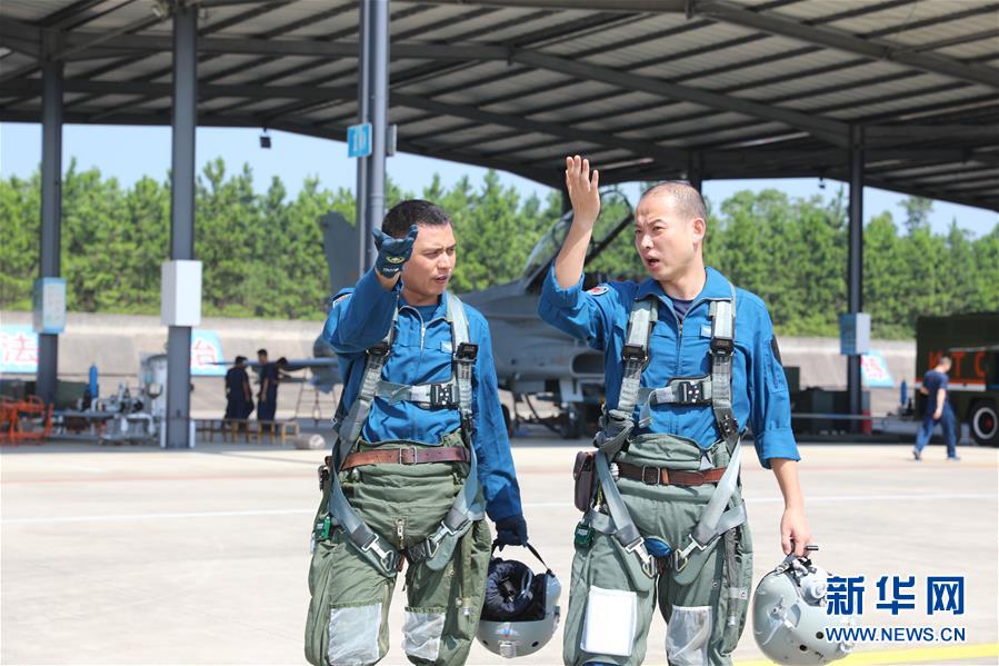 （圖文互動）（1）空中驕子&mdash;&mdash;記空軍航空兵某旅飛行二大隊大隊長劉飛