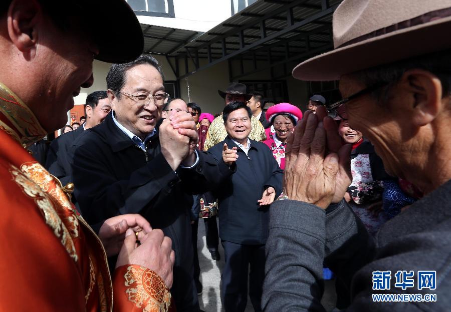 這是5月16日，俞正聲在香格里拉縣建塘鎮金龍社區與居民們親切交談。 新華社記者 劉衛兵 攝