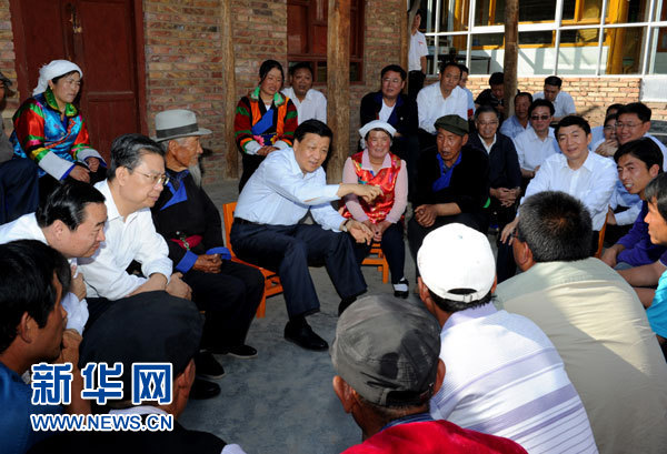 這是7月17日，劉云山在海東市互助土族自治縣東山鄉白牙合村同基層干部群眾座談。新華社記者 饒愛民 攝 