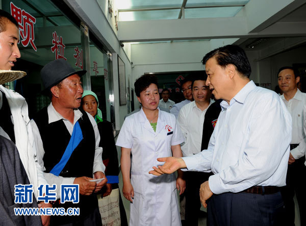 這是7月17日，劉云山在海東市互助土族自治縣中醫院調研。新華社記者 饒愛民 攝
