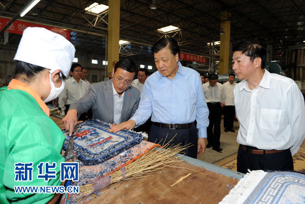 這是7月18日，劉云山在青海藏羊地毯集團有限公司調研。新華社記者 饒愛民 攝