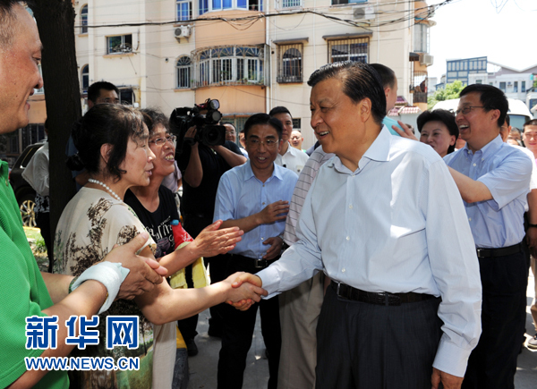 這是7月22日，劉云山在上海市普陀區桃浦鎮蓮花公寓居委會調研時同社區居民親切握手。新華社記者 饒愛民 攝