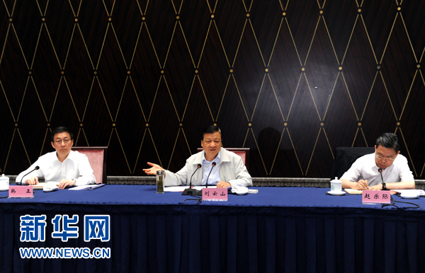 部分省區市教育實踐活動工作座談會近日先后在西寧、上海召開，中共中央政治局常委、中央黨的群眾路線教育實踐活動領導小組組長劉云山出席并講話。這是7月23日，劉云山出席上海座談會并講話。新華社記者 饒愛民 攝 