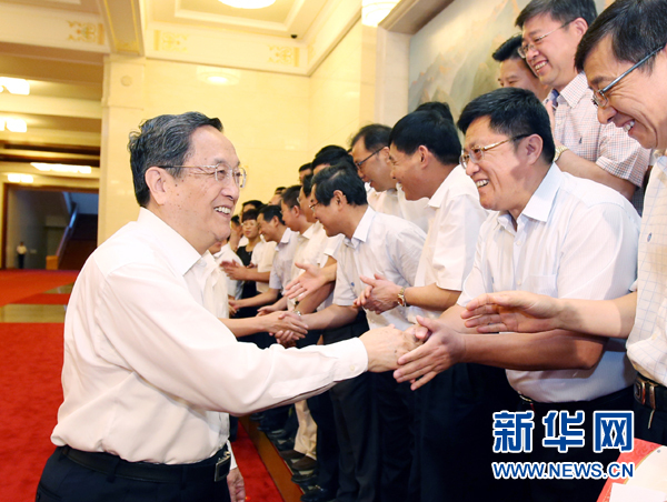 會(huì)前，俞正聲、張高麗接見援藏干部代表，向參加對(duì)口支援西藏工作的各地區(qū)各部門各單位和廣大援藏干部表示誠摯問候。新華社記者 姚大偉 攝