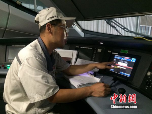 中車青島四方機車車輛股份有限公司高鐵調試高級技師周勇在演示調試過程。中新網 邱宇 攝