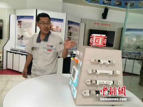周勇在工作室介紹他制作的模型。中新網 邱宇 攝