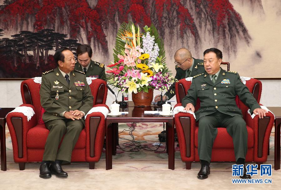 10月13日，中央軍委副主席范長(zhǎng)龍?jiān)诒本?huì)見柬埔寨王國(guó)副首相兼國(guó)防大臣迪班。 新華社記者 馬占成 攝 