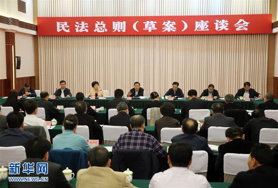 這是11月23日，張德江在成都主持召開座談會，11個省（區(qū)、市）人大常委會負責同志、部分全國人大代表、法律工作者及專家學者參加會議。新華社記者 劉衛(wèi)兵 攝 