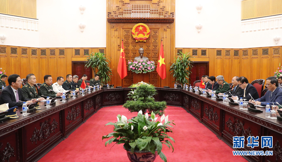 6月18日，在越南首都河內，正在越南訪問的中央軍委副主席范長龍（左三）會見越南政府總理阮春福（右三）。 新華社發（李曉偉攝）