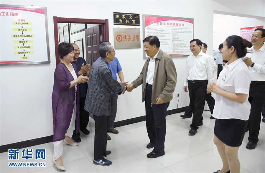 6月22日至24日，中共中央政治局常委、中央書記處書記劉云山在遼寧調研。這是6月23日，劉云山在錦州市西街社區與干部群眾深入交流。新華社記者 張鐸 攝
