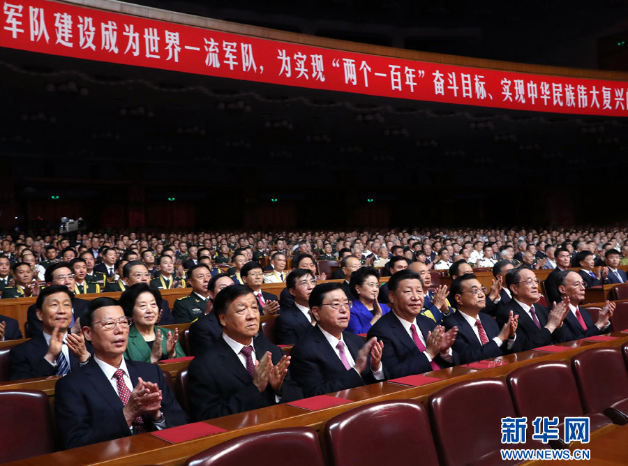7月28日，慶祝中國人民解放軍建軍90周年文藝晚會《在黨的旗幟下》在北京人民大會堂舉行。中共中央總書記、國家主席、中央軍委主席習(xí)近平和李克強、張德江、俞正聲、劉云山、王岐山、張高麗等黨和國家領(lǐng)導(dǎo)人，與首都3000多名各界群眾一起觀看演出。新華社記者 馬占成 攝