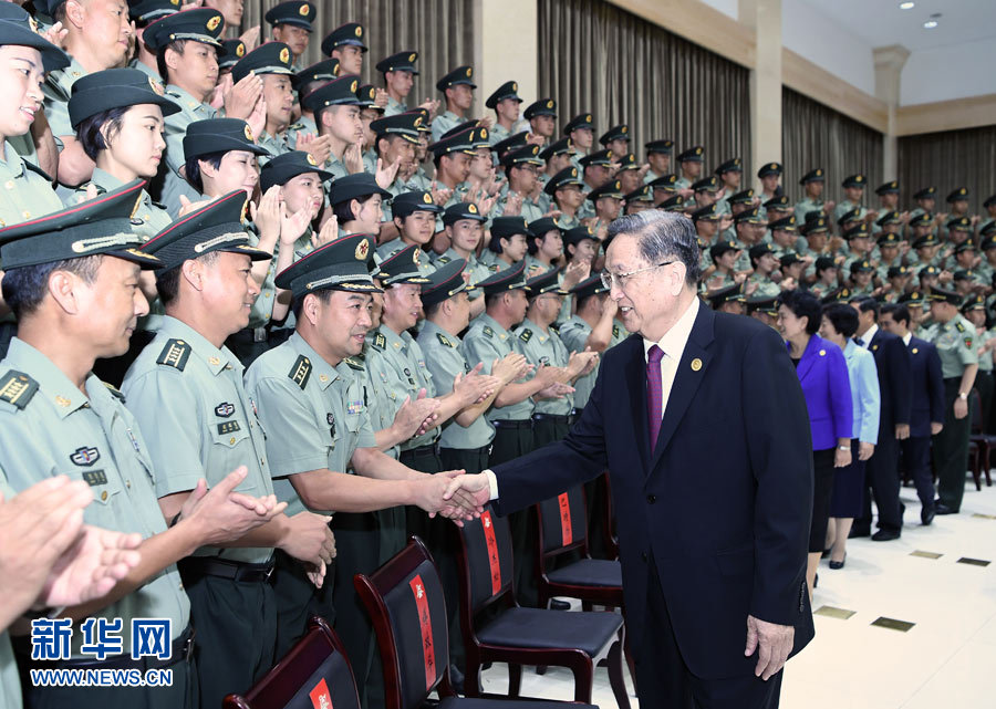 8月7日，中共中央政治局常委、全國政協主席、中央代表團團長俞正聲率代表團部分成員分別赴內蒙古軍區、武警內蒙古總隊、武警內蒙古森林總隊慰問，并會見自治區政法干警代表。這是俞正聲會見內蒙古軍區指戰員。新華社記者 張領 攝