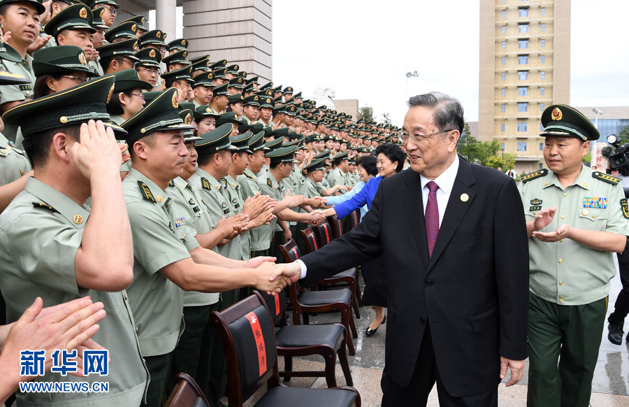 8月7日，中共中央政治局常委、全國政協主席、中央代表團團長俞正聲率代表團部分成員分別赴內蒙古軍區、武警內蒙古總隊、武警內蒙古森林總隊慰問，并會見自治區政法干警代表。這是俞正聲會見武警內蒙古總隊官兵。新華社記者 張領 攝