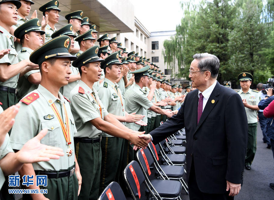 8月7日，中共中央政治局常委、全國政協主席、中央代表團團長俞正聲率代表團部分成員分別赴內蒙古軍區、武警內蒙古總隊、武警內蒙古森林總隊慰問，并會見自治區政法干警代表。這是俞正聲會見武警內蒙古森林總隊官兵。新華社記者 張領 攝