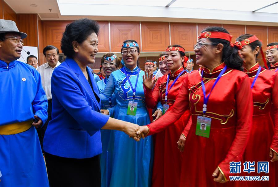 8月9日，中共中央政治局委員、國務院副總理、中央代表團副團長劉延東率中央代表團二分團到赤峰看望慰問各族干部群眾。這是劉延東在赤峰市群眾藝術館和群眾親切交談。新華社記者 連振 攝