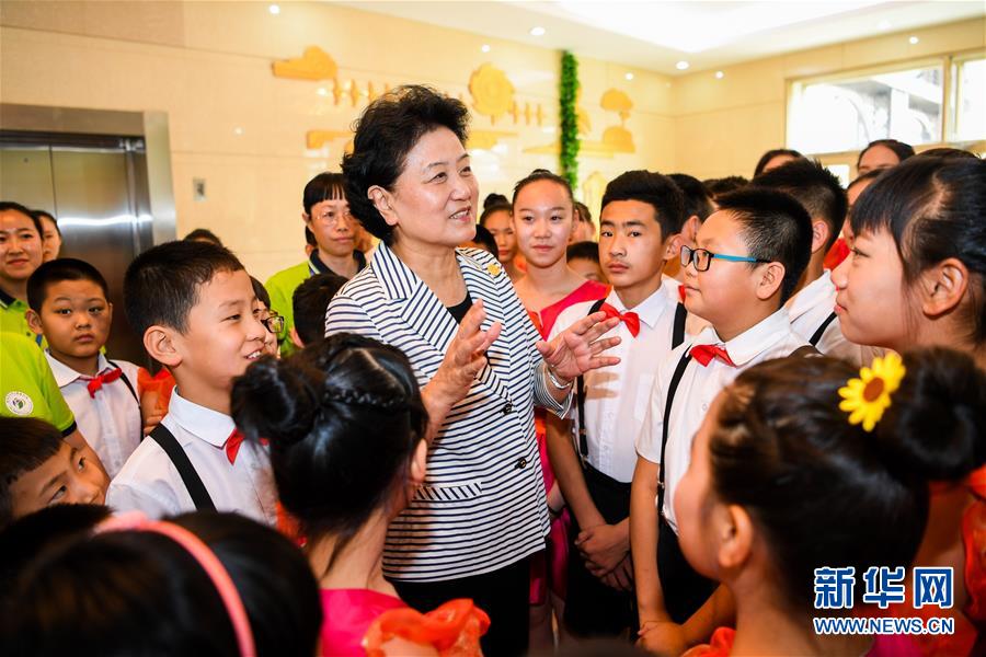 8月10日，中共中央政治局委員、國務院副總理、中央代表團副團長劉延東率中央代表團二分團來到呼倫貝爾，把以習近平同志為核心的黨中央的親切關懷和全國人民的美好祝福帶給當地各族干部群眾。這是劉延東在呼倫貝爾市兒童福利院與孩子們在一起。新華社記者 連振 攝