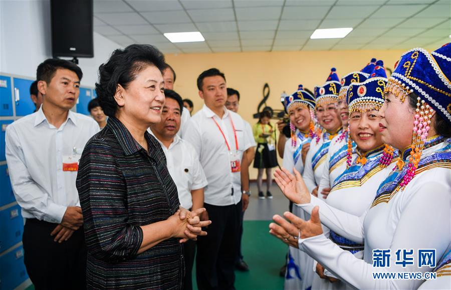 8月11日，中共中央政治局委員、國務院副總理、中央代表團副團長劉延東率中央代表團二分團，看望慰問烏蘭察布各族干部群眾，轉達以習近平同志為核心的黨中央的親切關懷和全國人民的美好祝愿。這是劉延東在考察察哈爾社區時與居民們親切交談。新華社記者 連振 攝