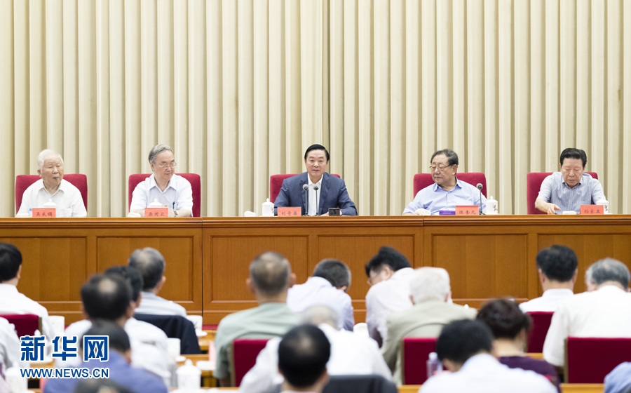 9月8日,中共中央政治局委員、中央書記處書記、中宣部部長劉奇葆在北京出席中國大百科全書第三版總編輯委員會成立大會并講話。 新華社記者丁海濤 攝 9月8日,中共中央政治局委員、中央書記處書記、中宣部部長劉奇葆在北京出席中國大百科全書第三版總編輯委員會成立大會并講話。 新華社記者丁海濤 攝