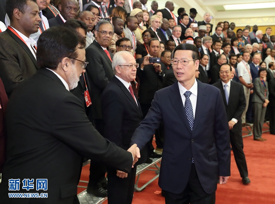 9月21日，中共中央政治局常委、國務院副總理張高麗在北京人民大會堂會見來華參加2017&ldquo;一帶一路&rdquo;媒體合作論壇的外方代表并回答大家關心的問題。新華社記者王曄攝 