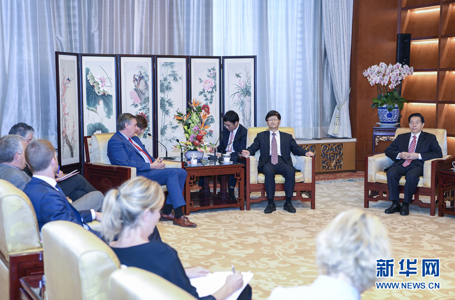 9月26日，中共中央政治局委員、中央政法委書記孟建柱在北京會見來華出席國際刑警組織第86屆全體大會的比利時副首相兼內(nèi)政大臣讓邦。國務委員、公安部部長郭聲琨參加有關會見。新華社記者 張領 攝