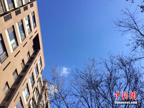 2017年12月7日,北京空氣質量較好,圖為北京豐臺區某小區拍到的藍天。<a target='_blank' >中新網</a> 邱宇 攝