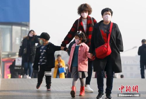 2016年12月19日,北京被霧霾籠罩,民眾戴防霧霾口罩出行。 <a target='_blank' >中新社</a>記者 杜洋 攝