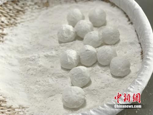 制作元宵時，首先要將餡料做好，沾上水，再投進盛滿糯米粉的笸籮內(nèi)搖。<a target='_blank'  ><p  align=