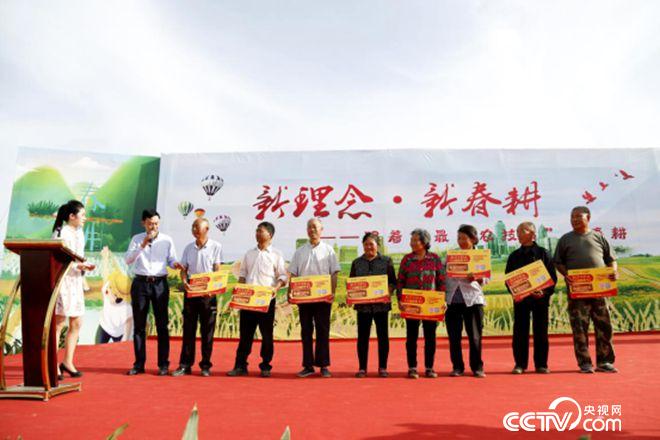 愛心企業(yè)與貧困農(nóng)戶結(jié)對子、送肥料