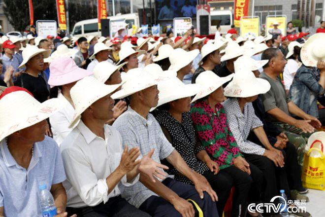 活動現(xiàn)場，農(nóng)戶們聽講很認真