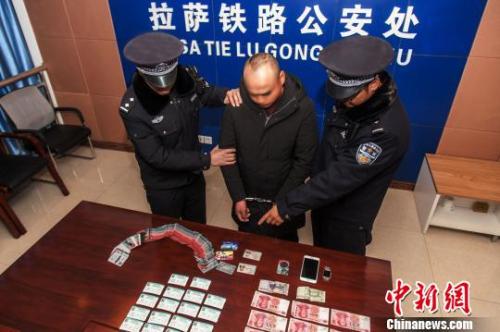 資料圖：一犯罪嫌疑人對(duì)拉薩鐵路警方查獲的火車票進(jìn)行指認(rèn)。　胡傳鑫 攝