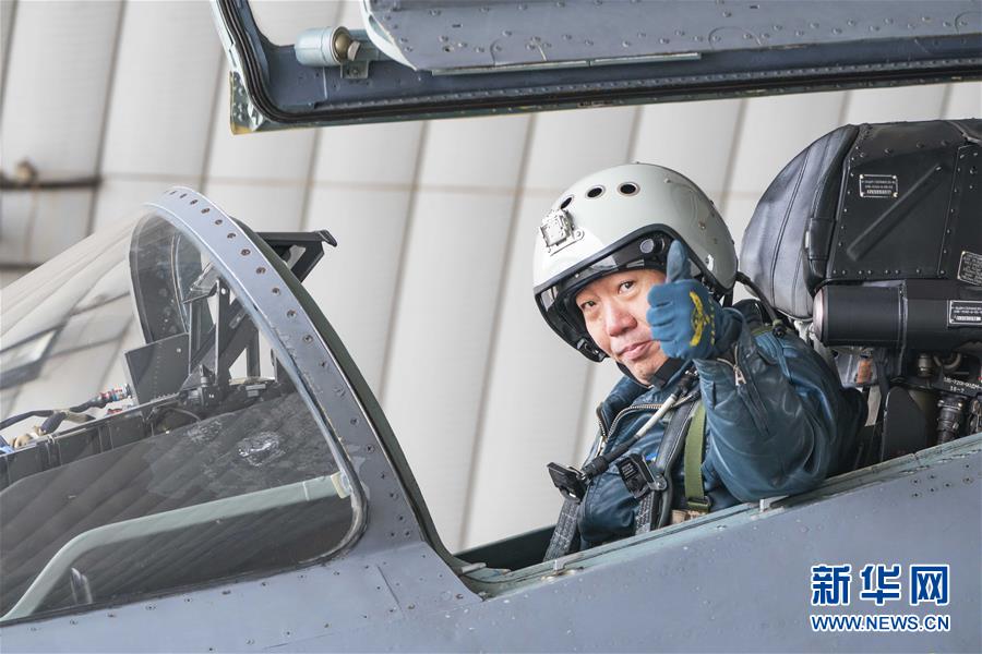 (新華全媒頭條·圖文互動)(4)戰鷹,為祖國奮飛——記空軍航空兵某旅旅長、特級飛行員郝井文