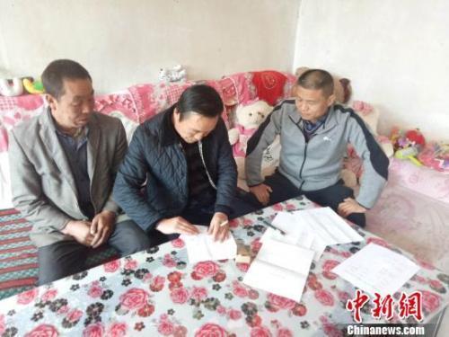 資料圖：圖為扶貧隊伍進貧困戶里，給貧困戶宣講政策。　鐘欣 攝