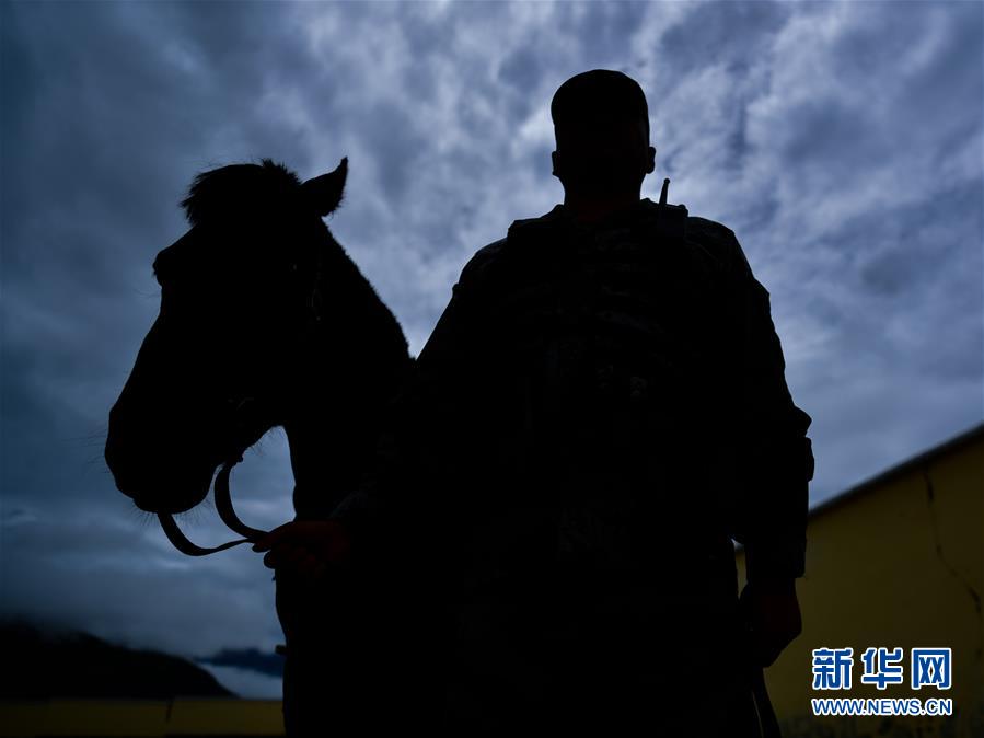 (新華全媒頭條·愛國情 奮斗者·圖文互動)(6)初心不改 紅心向黨——西部戰區陸軍某旅玉樹獨立騎兵連連長尼都塔生一家四代跟黨走紀實
