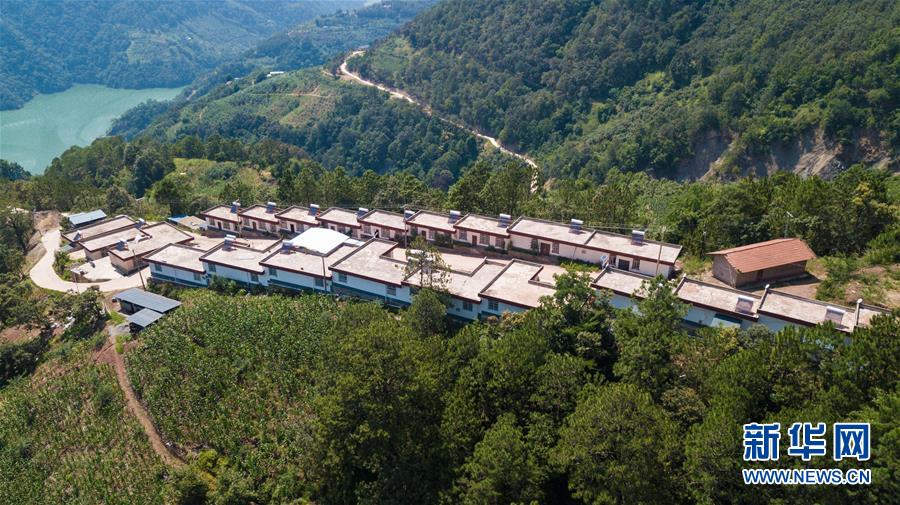 （在習(xí)近平新時代中國特色社會主義思想指引下&mdash;&mdash;新時代新作為新篇章&middot;總書記關(guān)心的百姓身邊事&middot;圖文互動）（1）&ldquo;四好農(nóng)村路&rdquo;：通向幸福，通向遠方