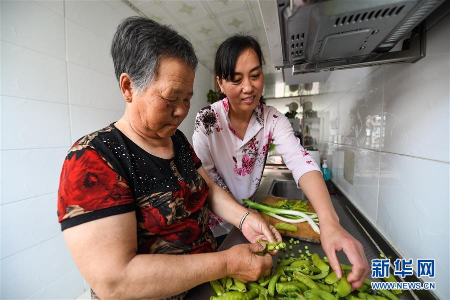 （在習近平新時代中國特色社會主義思想指引下&mdash;&mdash;新時代新作為新篇章&middot;總書記關(guān)心的百姓身邊事&middot;圖文互動）（4）棚改的溫暖：1億多人&ldquo;出棚進樓&rdquo;