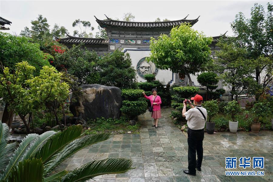 （在習(xí)近平新時(shí)代中國特色社會主義思想指引下&mdash;&mdash;新時(shí)代新作為新篇章&middot;總書記關(guān)心的百姓身邊事&middot;圖文互動）（6）留住鄉(xiāng)愁 綻放新顏&mdash;&mdash;傳統(tǒng)村落保護(hù)激發(fā)鄉(xiāng)村活力