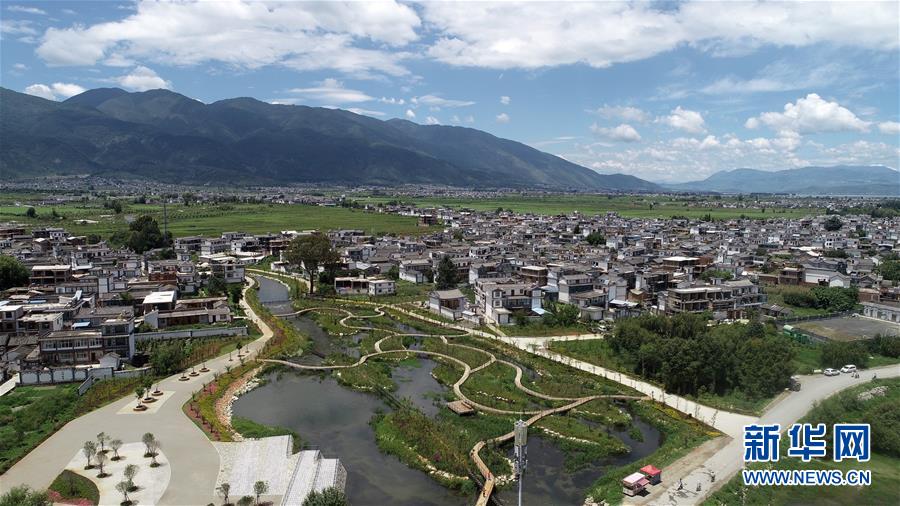 （在習(xí)近平新時(shí)代中國特色社會主義思想指引下&mdash;&mdash;新時(shí)代新作為新篇章&middot;總書記關(guān)心的百姓身邊事&middot;圖文互動）（7）留住鄉(xiāng)愁 綻放新顏&mdash;&mdash;傳統(tǒng)村落保護(hù)激發(fā)鄉(xiāng)村活力