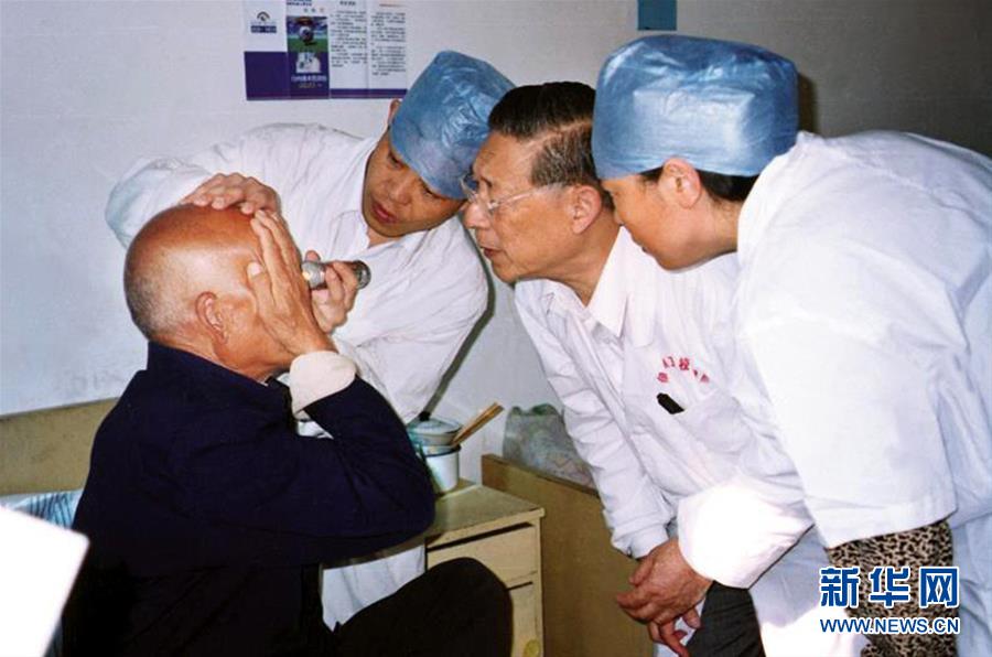 （愛國者 奮斗情&middot;圖文互動）（7）用醫(yī)術(shù)和道德守護(hù)&ldquo;光明&rdquo;&mdash;&mdash;全國道德模范99歲眼科專家張效房的人生軌跡 