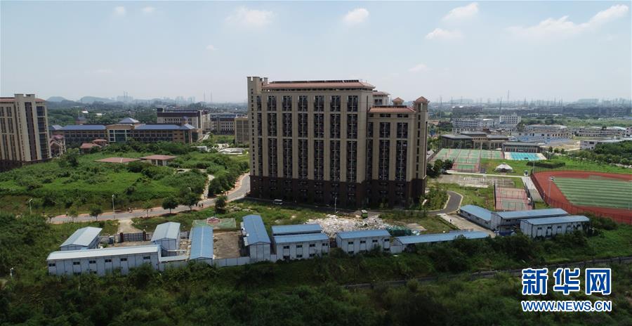 （在習近平新時代中國特色社會主義思想指引下&mdash;&mdash;新時代新作為新篇章&middot;圖文互動）（1）&ldquo;我們給火箭做減重&rdquo;&mdash;&mdash;高?？萍紕撔逻M行時