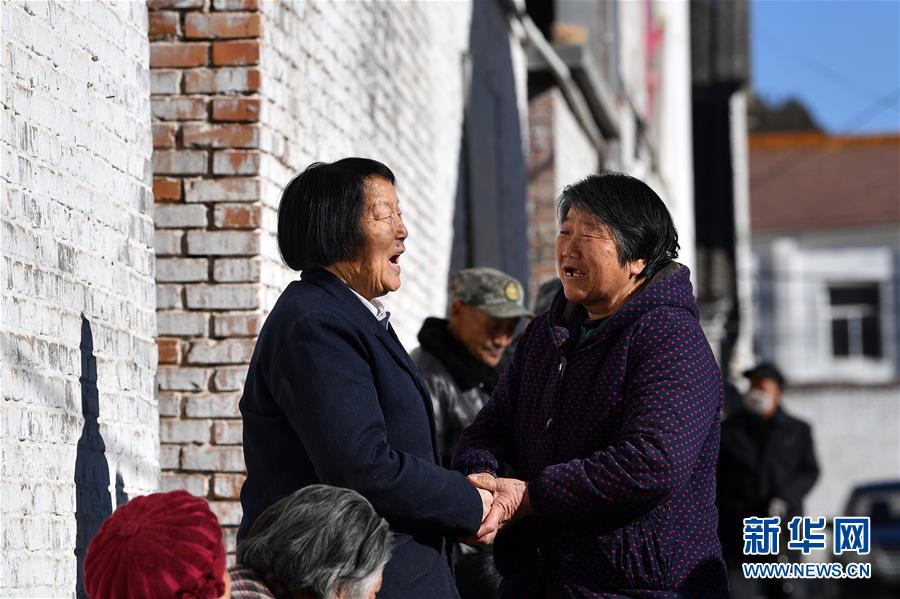 (新華全媒頭條·兩會特別報道·圖文互動)(3)向著夢想的接力——“90歲”與“95后”代表的“對話”
