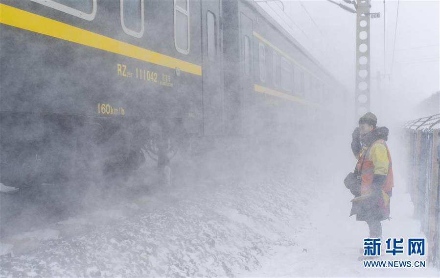 （新春走基層）（10）嚴寒下的&ldquo;鐵路醫生&rdquo;：風雪中守護回家路