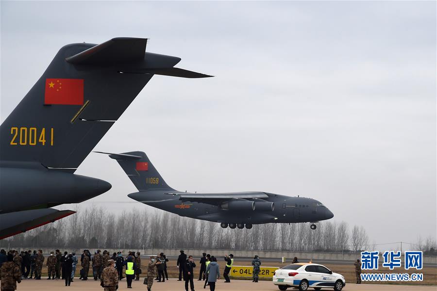 (聚焦疫情防控·圖文互動)(4)空軍出動3型11架運輸機多地同步向武漢空運醫療隊員