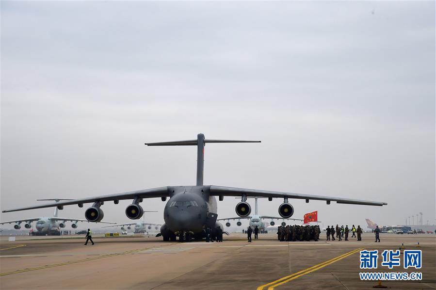 (聚焦疫情防控·圖文互動)(8)空軍出動3型11架運輸機多地同步向武漢空運醫療隊員