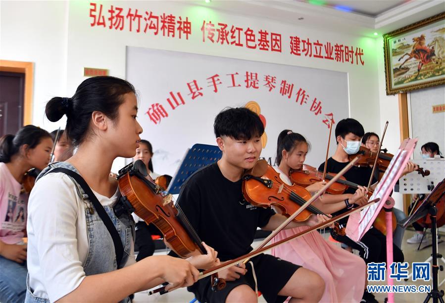（走向我們的小康生活&middot;圖文互動）（8）放下鋤頭，卻撥動命運(yùn)的琴弦