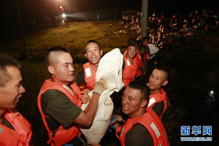 （防汛抗洪&middot;圖文互動）（8）洪水不退，子弟兵誓死不退&mdash;&mdash;解放軍和武警部隊官兵參與洪澇災害搶險救援記事