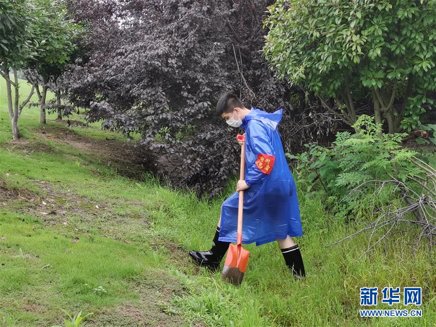 （新華全媒頭條&middot;圖文互動）（7）青春出列&mdash;&mdash;暴雨洪峰中的熱血成人禮