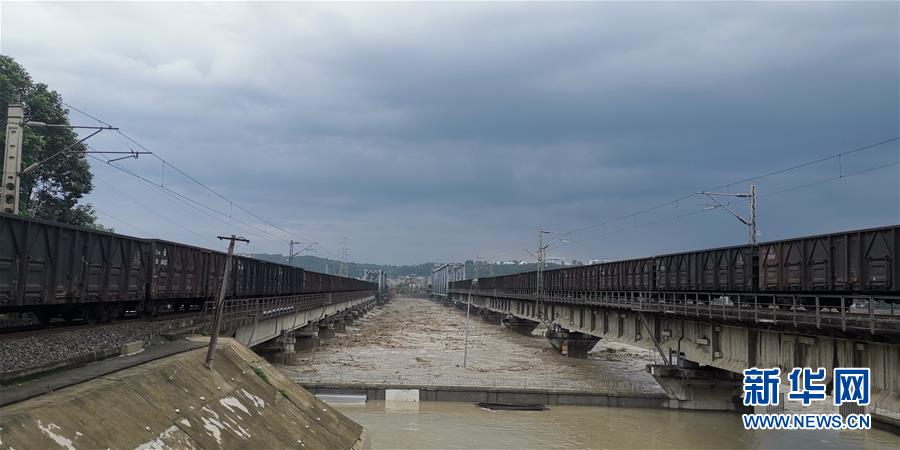 （防汛抗洪&middot;圖文互動）（1）洪水襲擊寶成鐵路涪江大橋 超8100噸&ldquo;重車壓梁&rdquo;護橋