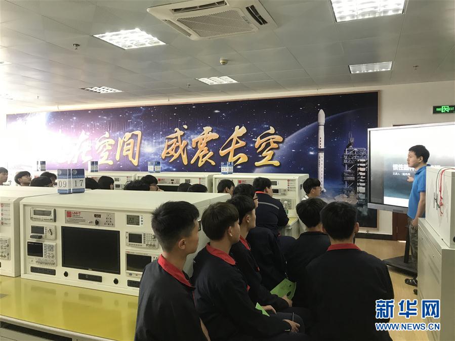 （總書記推動的改革身邊事&middot;教育改革篇&middot;圖文互動）（5）特寫：&ldquo;95后&rdquo;上海職校生：&ldquo;我的工牌上印著&lsquo;中國航天&rsquo;&rdquo;